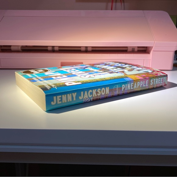 Pineapple Street by Jenny Jackson. Paperback. - Picture 7 of 7
